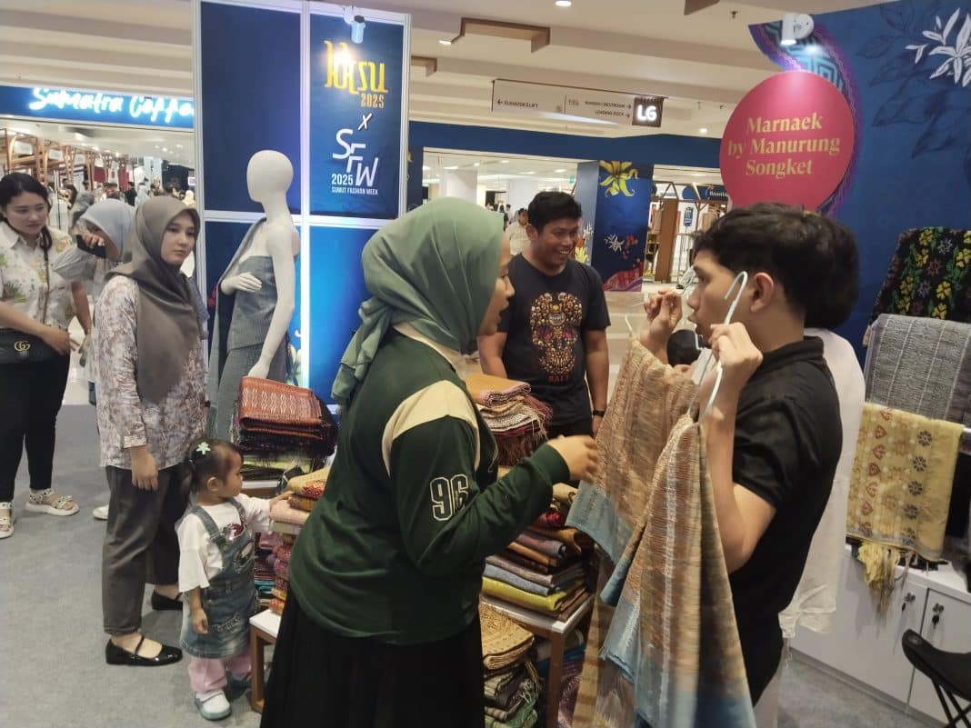 Ulos dijahit dengan doa
