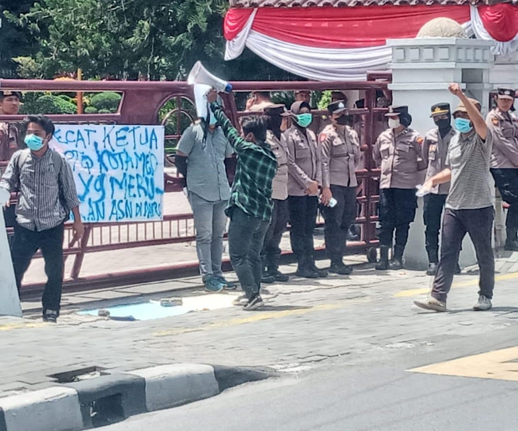 Jaring Mahali Berunjuk Rasa di Kantor Wali Kota Medan