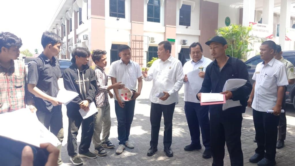 Pengadilan Tinggi Medan Digeruduk Massa Aliansi Masyarakat Mahasiswa Peduli Keadilan Tuntut Periksa Hakim PN Medan